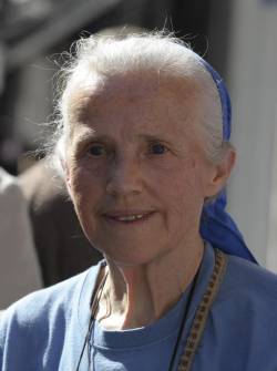 La monja francesa sor Geneviève Jeanningros asiste a una ceremonia para rendir homenaje a su tía, la monja francesa Léonie Duquet.