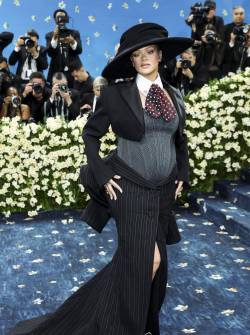 Rihanna posando ante las cámaras de la Met Gala.