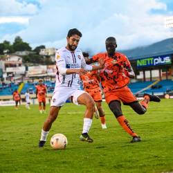 El delantero de Liga de Quito, Jeison Medina, disputa el balón contra Orlin Quiñónez, defensa de Libertad por la fecha nueve del primer hexagonal de la LigaPro