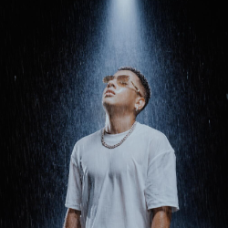 Jombriel y su foto de su post donde anuncia su nueva canción.