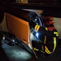 Uno de los bomberos atendió la emergencia en las avenidas Edmundo Carvajal y Brasil, norte de Quito.