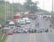 Muchos tuvieron que esperar por más de 4 horas en esta extensa fila de autos.