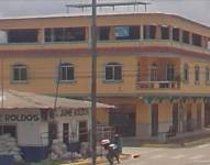 Imagen de los exteriores de la unidad policial de Naranjal donde delincuentes dejaron dinamita.