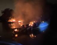 Imagen de embarcaciones quemadas tras ataque de Los Lobos.