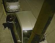 Momento en el que dos individuos tratan de abrir la puerta de un vehículo estacionado en Solanda, sur de Quito.