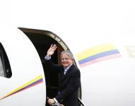 Guillermo Lasso se despide desde el avión previo al viaje a República Dominicana.