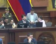 Imagen de asambleístas correístas y oficialistas dialogando.