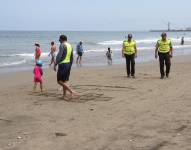 Policías patrullando una playa en Ecuador.