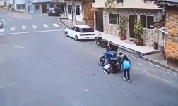 En un video que se ha difundido en redes sociales se observa que la pequeña iba en la moto junto a dos menores más y el hombre que conducía el vehículo.