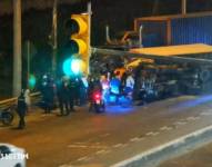 Según información preliminar, el conductor de uno de los vehículos perdió pista, se subió a un muro y se impactó contra el otro tráiler que iba en sentido contrario.