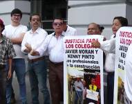 Imagen de ingenieros reclamando por justicia por el asesinato de dos de sus colegas.