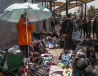 Familias rusas y ucranianas permanecen en un campamento improvisado en San Ysidro, en Tijuana