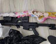 Las armas largas halladas en una vivienda durante los operativos de esta madrugada.