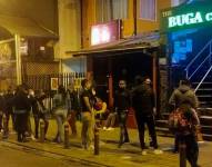 Uniformados custodiaron los exteriores de los locales, donde hubo concentración de ciudadanosñ. Foto: Referencial