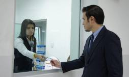 Un ciudadano recibe su licencia de conducir.