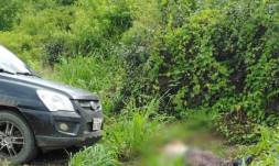 El guía penitenciario quedó tendido en un costado de la vía.