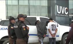 Imagen de dos personas detenidas por el secuestro de una mujer en Guayaquil.