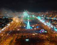 Fotografía panorámica del árbol de navidad 36 metros de altura en Machala, provincia de El Oro.