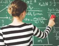 Imagen referencial de una persona estudiando matemáticas.