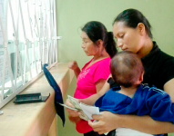 Foto referencial. Mujeres recibiendo el Bono de Desarrollo Humano en Orellana.