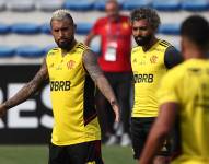 El chileno Arturo Vidal (i) entrenó a la par de sus compañeros este viernes en la última práctica de Flamengo antes de la final de la Copa Libertadores.