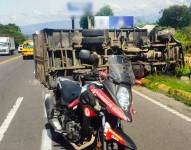 Un camión se volcó en el sector Miravalle, en la avenida Oswaldo Guayasamín