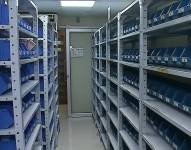 Estanterías vacías en hospitales.