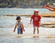 Foto archivo de una abuela jugando con sus nietos.