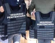 Fotos de chalecos antibalas de guías penitenciarios.
