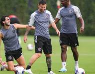 Leonardo Campana (izq) disfruta el entrenamiento con Lionel Messi