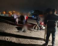 Paramédicos confirmaron la muerte de un presunto antisocial en el lugar.