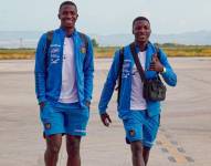 Willian Pacho y Moisés Caicedo con la indumentaria de la selección ecuatoriana de fútbol.