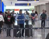 Viajeros a su arribo al aeropuerto Mariscal Sucre de Quito.