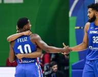 Jugadores de República Dominicana celebrando su pase.
