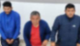 Imagen de los tres sospechosos detenidos por robo de autopartes.