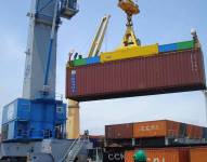 Imagen referencial de un puerto en donde se descargan contenedores.