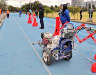 Trabajos de mantenimiento de la pista atlética en La Carolina.