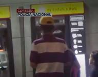 Momento en el que los delincuentes atacan a una de las víctimas.