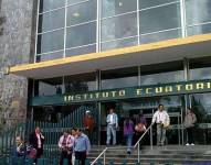 Fotografía del acceso principal del edificio del IESS en Quito.