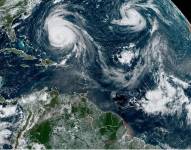 Fotografía satelital cedida por el Oficina Nacional de Administración Oceánica y Atmosférica (NOAA) a través del Centro Nacional de Huracanes (NHC) de Estados Unidos donde se muestra la localización del huracán Lee (izq.) en el Atlántico