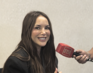 Érika Vélez firmando contrato en los estudios de Ecuavisa.