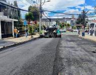 Colocación de asfalto en la calle Núñez de Vela, en Quito.