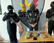 Foto de un militar de la Fuerza Aérea Ecuatoriana con cinco paquetes de droga, en Napo.