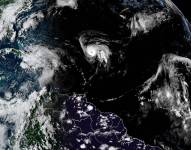 Fotografía satelital cedida por la Oficina Nacional de Administración Oceánica y Atmosférica de Estados Unidos (NOAA), a través del Centro Nacional de Huracanes (NHC), donde se observa la localización del huracán Humberto y la tormenta número nueve en el Atlántico.