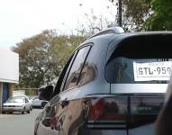 Recreación de una placa provisional de papel en un vehículo.