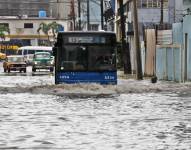 Un bus transita hoy por una calle inundada en La Habana, Cuba