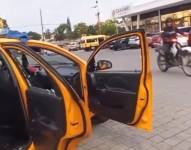 El taxista afectado por el secuestro de sus pasajeros y el daño a su vehículo.