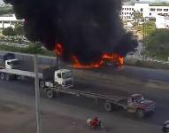 Guayaquil: llamas consumen por completo un bus en la vía Perimetral