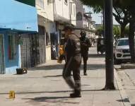 Imagen de policías recogiendo indicios balísticos en Guasmo Sur, Guayaquil.