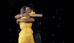 Este viernes 7 de julio, luego de presentar el videoclip de su canción I Can See You, que es protagonizado por Lautner, el actor apareció en el escenario.